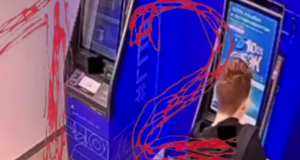 Момент вчерашнего поджога в Газпромбанке на юго-западе Москвы