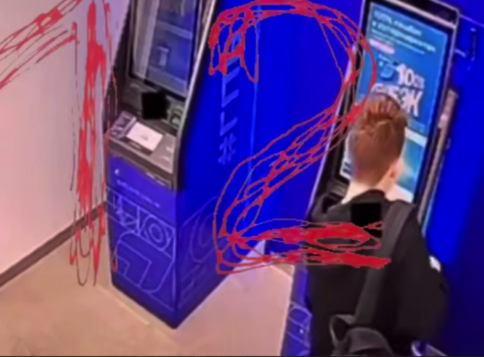 Момент вчерашнего поджога в Газпромбанке на юго-западе Москвы Момент вчерашнего поджога в Газпромбанке на юго-западе Москвы