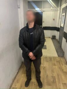 Трое мужчин похитили двоих знакомых и держали их в квартире в Ангарске.