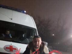 Мужчина разбил своим протезом стекло машины скорой помощи в Новосибирской области