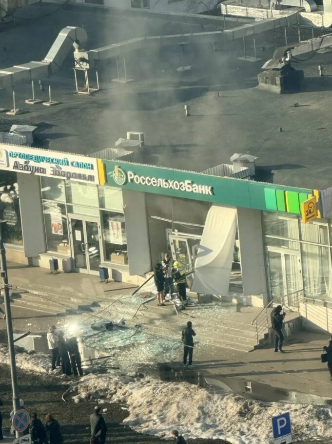 Подросток облил банкомат легковоспламеняющейся жидкостью и поджег. Подросток облил банкомат легковоспламеняющейся жидкостью и поджег.