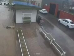 Прохожий спас ребёнка из потопа в Махачкале.