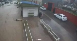 Прохожий спас ребёнка из потопа в Махачкале.