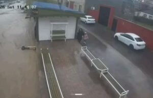 Прохожий спас ребёнка из потопа в Махачкале.