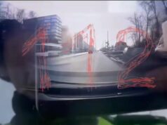 Nissan на полной скорости сбил двух девочек на тротуаре в Омске.