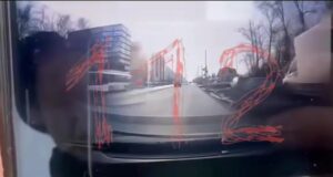 Nissan на полной скорости сбил двух девочек на тротуаре в Омске.