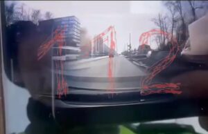 Nissan на полной скорости сбил двух девочек на тротуаре в Омске.