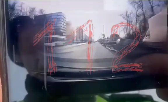 Nissan на полной скорости сбил двух девочек на тротуаре в Омске.