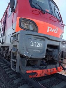 Два человека погибли после столкновения поезда и легковушки в Рязанской области.