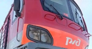 Два человека погибли после столкновения поезда и легковушки в Рязанской области.