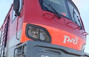 Два человека погибли после столкновения поезда и легковушки в Рязанской области.