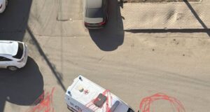 Жители Подмосковья спасли ребенка, который упал из окна на козырек дома.