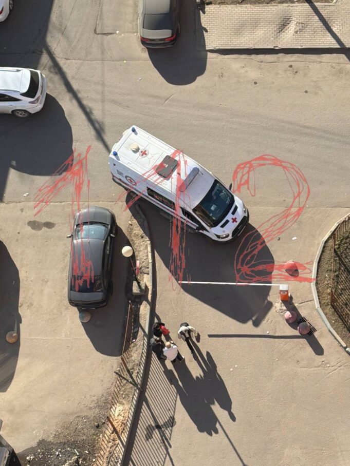 Жители Подмосковья спасли ребенка, который упал из окна на козырек дома.