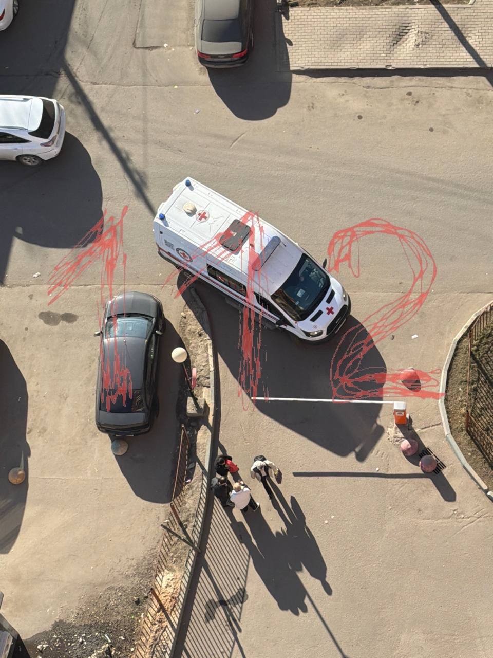 Жители Подмосковья выручили ребенка, который выпал из окна на козырек здания.