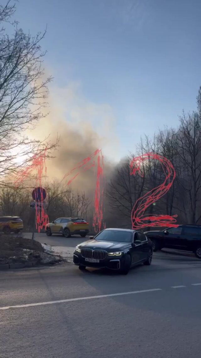 Три яхты загорелись на берегу Москвы-реки.