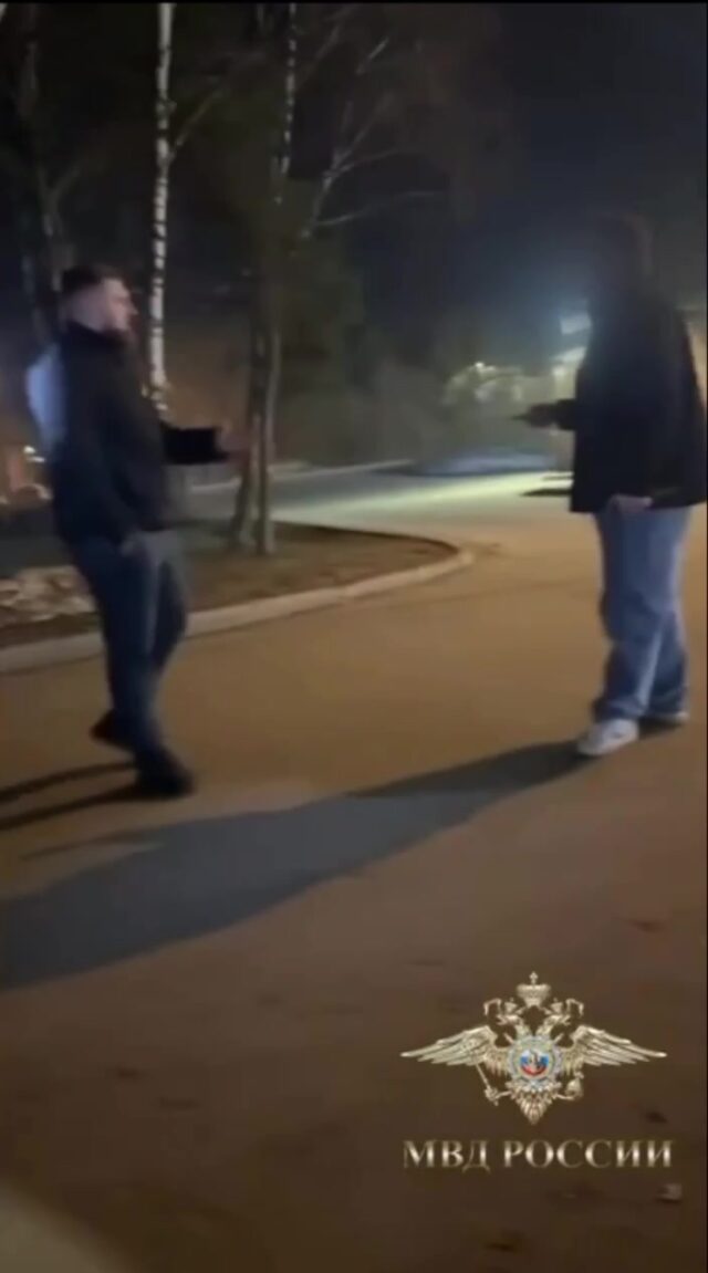 «Крутой силовик» голыми руками обезоружил неадеквата с двумя ножами в Подмосковье.