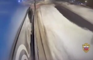 Москвич вышел не там и решил вернуть автобус силой. Москвич вышел не там и решил вернуть автобус силой.