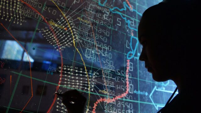 Военнослужащая на командном пункте во время несения боевого дежурства зенитными ракетными дивизионами - РИА Новости, 1920, 22.03.2026