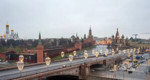 Женщина погибла после падения с Большого Москворецкого моста на проезжую часть в районе парка Зарядье