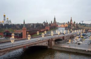 Женщина погибла после падения с Большого Москворецкого моста на проезжую часть в районе парка Зарядье