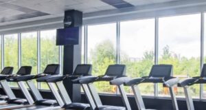 Двухлетнего ребёнка «зажевала» беговая дорожка в столичном фитнес-клубе