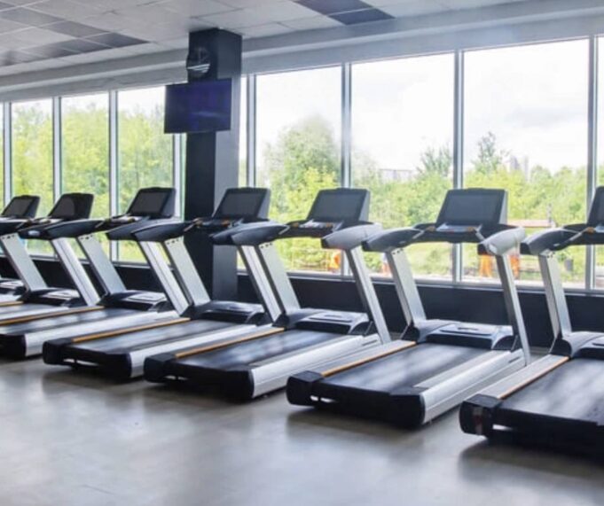 Двухлетнего ребёнка «зажевала» беговая дорожка в столичном фитнес-клубе