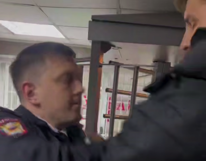 В кемеровском отделе произошла драка с участием полицейского В кемеровском отделе произошла драка с участием полицейского