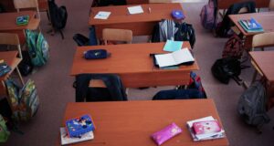 Пустые парты в одном из классов школы - РИА Новости, 1920, 23.03.2026