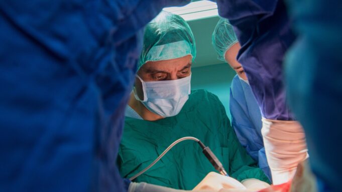 Опухоль диаметром 25 сантиметров удалили у 14-летней девочки врачи из Хабаровска Хирургическая операция - РИА Новости, 1920, 26.03.2026