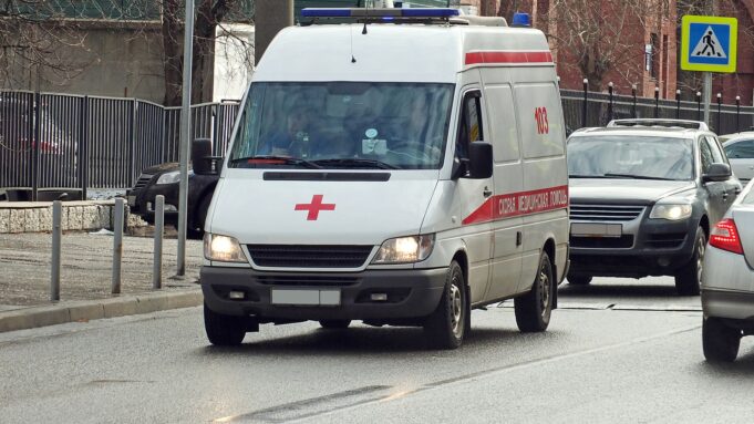 Трое детей и 20-летняя девушка пострадали при опрокидывании машины Автомобиль скорой помощи - РИА Новости, 1920, 19.03.2026