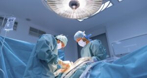 Врачи во время операции - РИА Новости, 1920, 26.03.2026