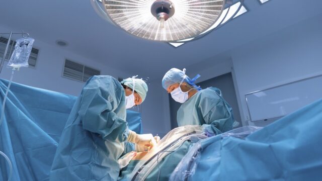 Врачи во время операции - РИА Новости, 1920, 26.03.2026