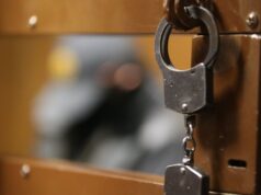 Наручники на двери клети для скамьи подсудимых в зале суда - РИА Новости, 1920, 21.03.2026