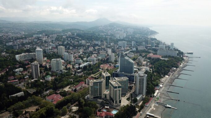 Задержанный вице-мэр Сочи Горобец курирует земельно-имущественные отношения Вид на Сочи - РИА Новости, 1920, 27.03.2026