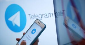 Telegram оштрафовали на 10,5 млн руб за отказ удалять экстремистские материалы Логотип мессенджера Telegram на экране монитора и телефона - РИА Новости, 1920, 23.03.2026