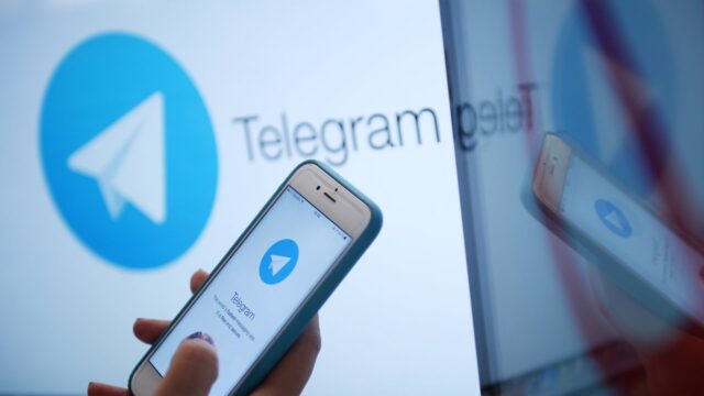 Логотип мессенджера Telegram на экране монитора и телефона - РИА Новости, 1920, 23.03.2026