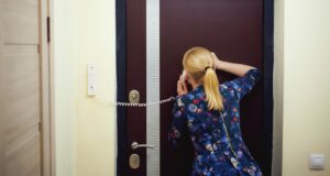 Девушка смотрит в дверной глазок - РИА Новости, 1920, 18.03.2026