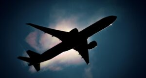 Пассажирский самолет в небе над Москвой - РИА Новости, 1920, 25.03.2026