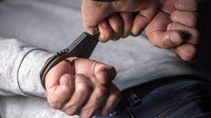 Руки в наручниках - РИА Новости, 1920, 29.03.2026