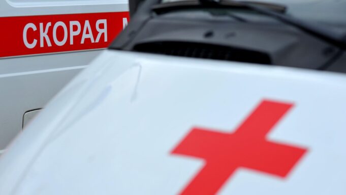 Во Владимирской области девочка пострадала из-за падения снега с крыши дома Автомобили скорой медицинской помощи - РИА Новости, 1920, 20.03.2026