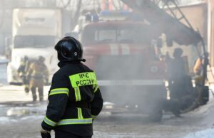 Сотрудники противопожарной службы МЧС РФ во время ликвидации пожара - РИА Новости, 1920, 23.03.2026
