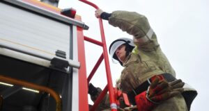 Сотрудник пожарной части - РИА Новости, 1920, 30.03.2026