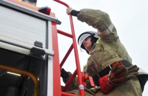 Сотрудник пожарной части - РИА Новости, 1920, 30.03.2026