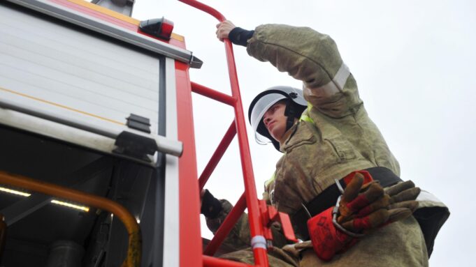 Сотрудник пожарной части - РИА Новости, 1920, 30.03.2026