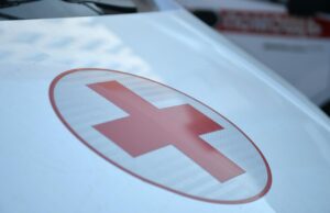 В Брянской области две женщины пострадали при артиллерийском ударе ВСУ Красный крест на автомобиле скорой медицинской помощи - РИА Новости, 1920, 23.03.2026