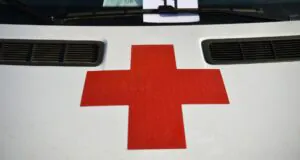 Красный крест на автомобиле скорой медицинской помощи