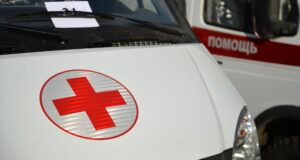 Красный крест на автомобиле скорой медицинской помощи в Свердловской области - РИА Новости, 1920, 19.03.2026