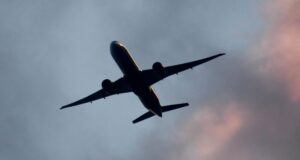 Пассажирский самолет в небе - РИА Новости, 1920, 22.03.2026