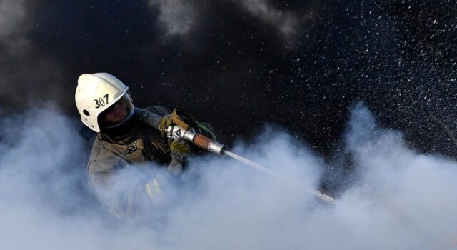 Сотрудник пожарной охраны МЧС РФ - РИА Новости, 1920, 29.03.2026