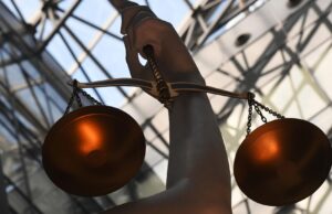 Суд в Москве заочно дал 10 лет украинцу, укравшему данные с сервера доставки еды Статуя богини правосудия - РИА Новости, 1920, 18.03.2026